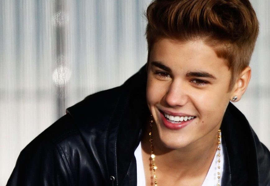 Justin Bieber supports rival for top Christmas song