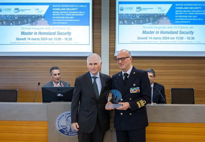 Sicurezza e Formazione: il premio “Sine Cura” a Nicola Carlone, Comandante Generale della Guardia Costiera 